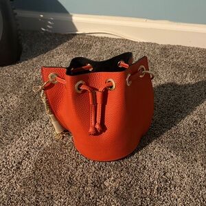 🧡NWT🧡Diva Vibrant Orange Leather Bucket Bag